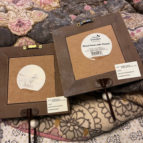 Pair of framed burlap & flower decor hooks - Picture 10 of 10